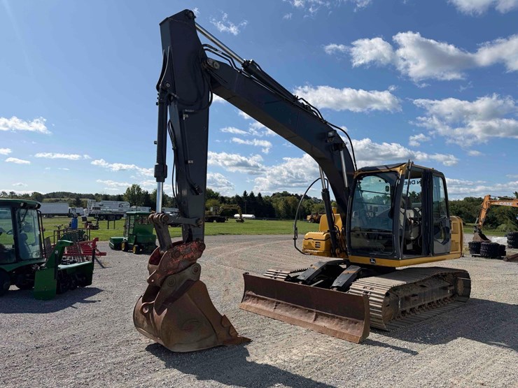 2011-deere-120d-image-3
