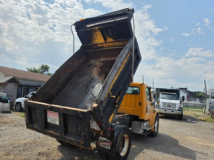 2005-freightliner-m2-106-image-18