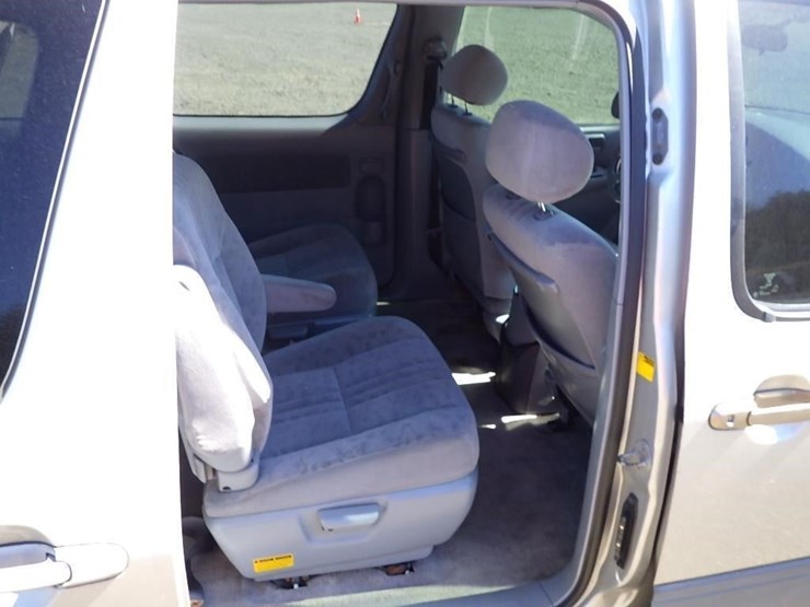 2002-toyota-sienna-image-15