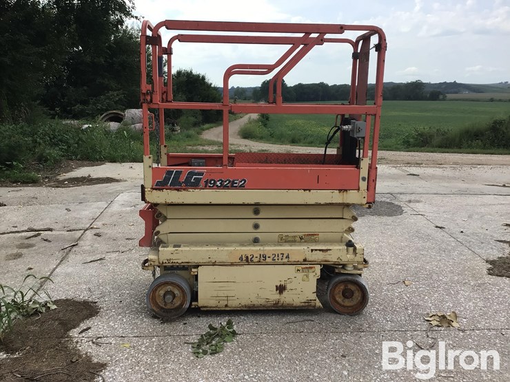 2002-jlg-1932e2-image-2