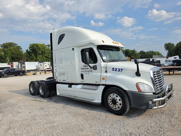 2012-freightliner-cascadia-125-image-19