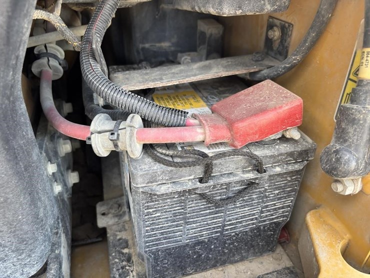 2021-caterpillar-299d3-image-46