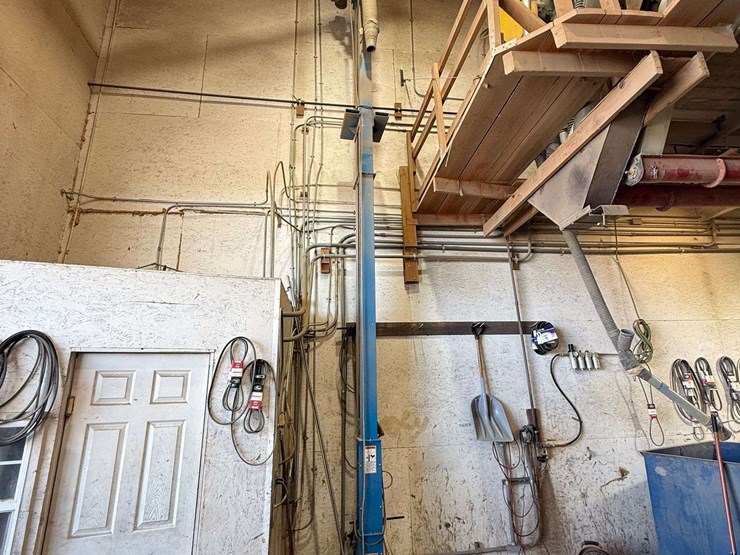 2010-universal-industries-b3-200x20-seed-elevator-image-1