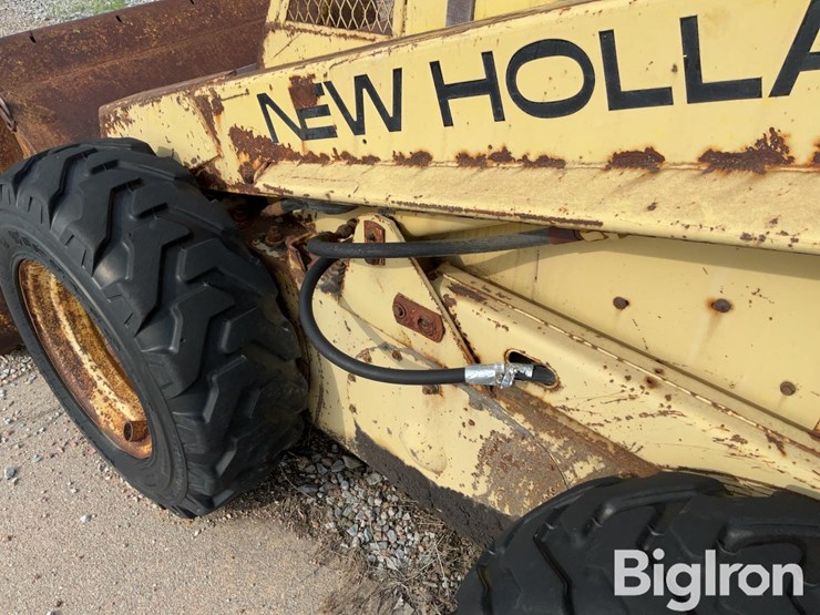 new-holland-l779-image-13