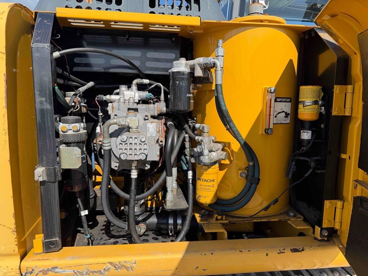 2011-deere-120d-image-17