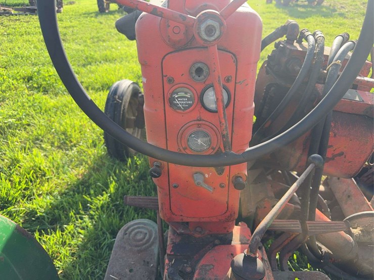 john-deere-320-image-8