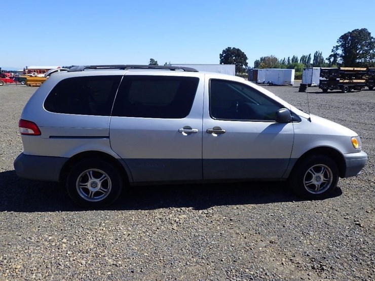 2002-toyota-sienna-image-6