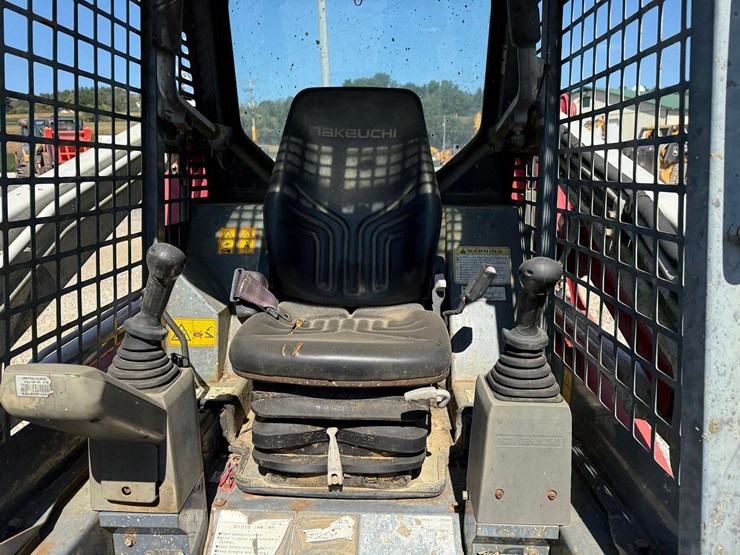 2013-takeuchi-tl230-image-12