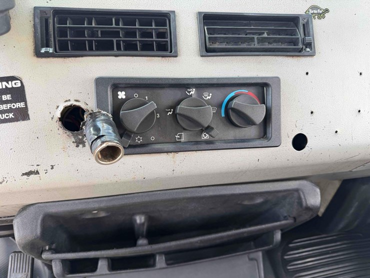 2000-freightliner-fl112-image-28