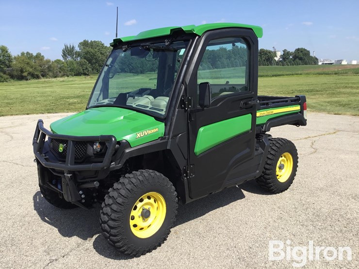 2019-john-deere-gator-image-1