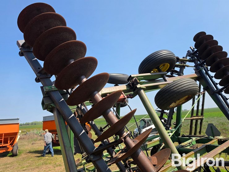 john-deere-235-image-12