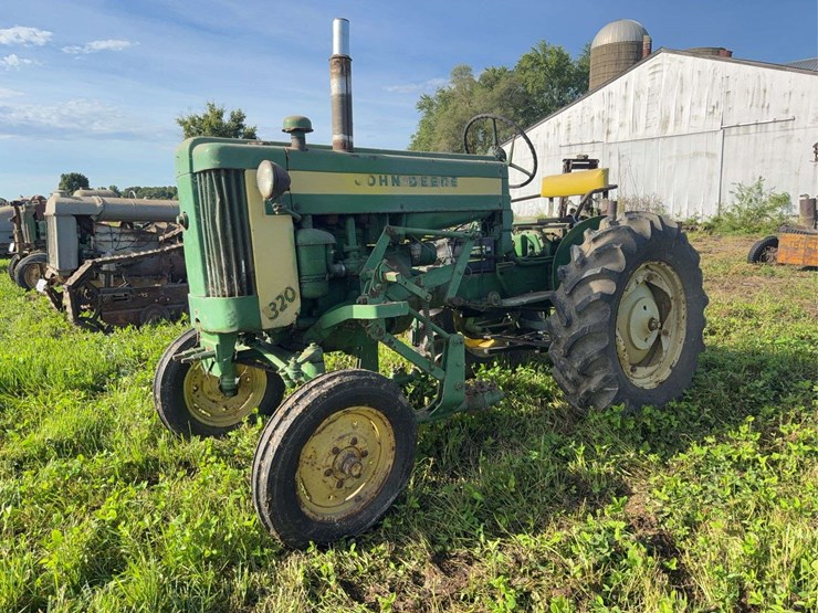 john-deere-320-image-1