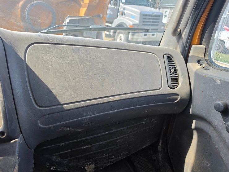 2005-freightliner-m2-106-image-68