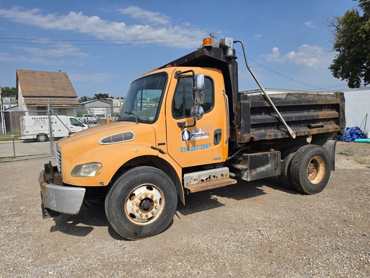 2005-freightliner-m2-106-image-3