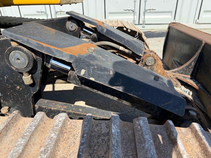 2011-deere-120d-image-9