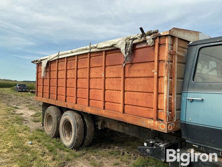 1981-ford-7000-image-19