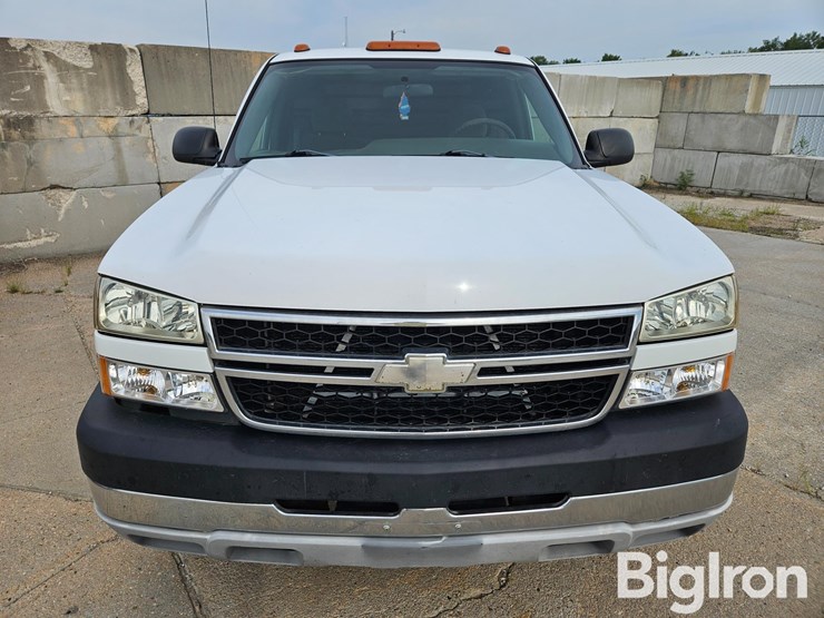 2006-chevrolet-silverado-3500-image-2