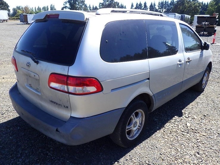 2002-toyota-sienna-image-5