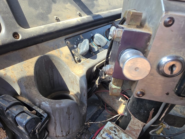 2005-freightliner-m2-106-image-76