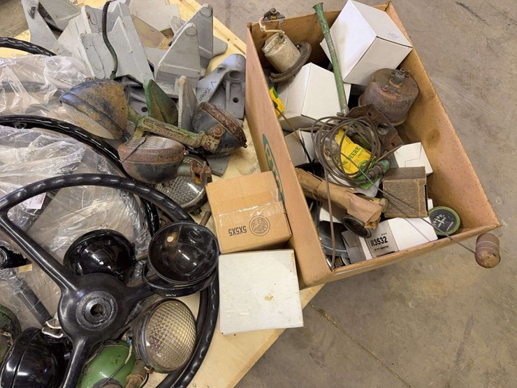john-deere-steering-wheels-&-misc.-parts-image-4