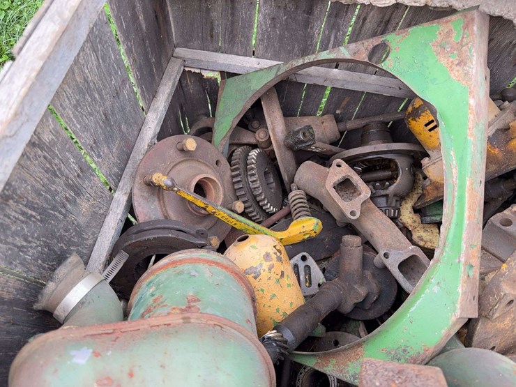 john-deere-dubuque-transmission-&-air-cleaner-parts-image-2