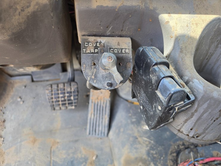 2005-freightliner-m2-106-image-71