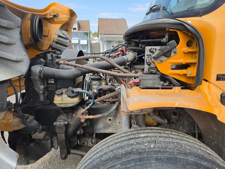 2005-freightliner-m2-106-image-40