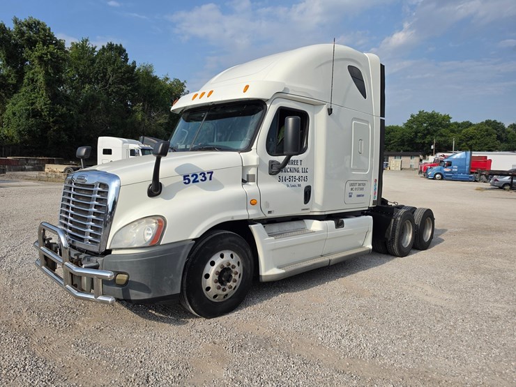 2012-freightliner-cascadia-125-image-2