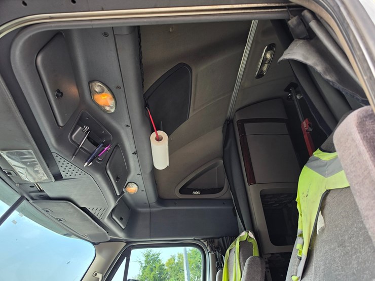 2012-freightliner-cascadia-125-image-50