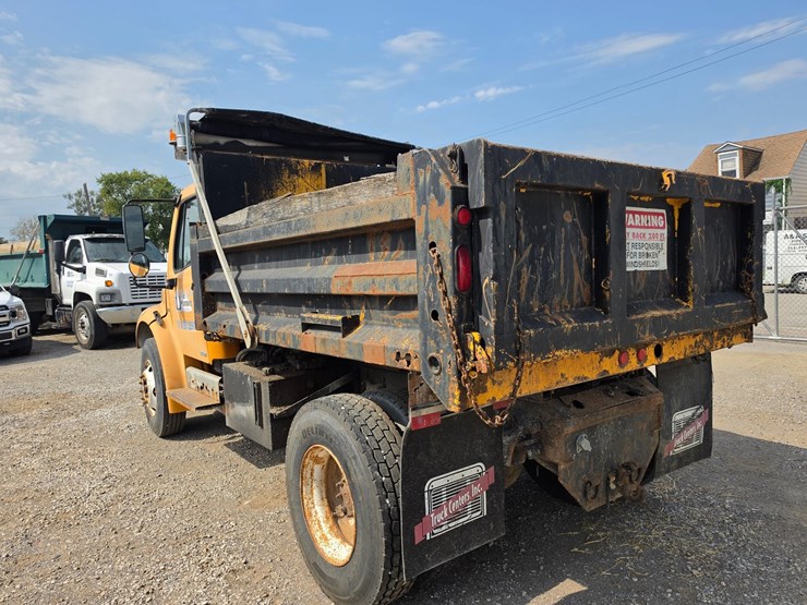 2005-freightliner-m2-106-image-7