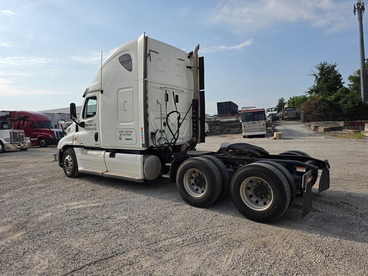 2012-freightliner-cascadia-125-image-8