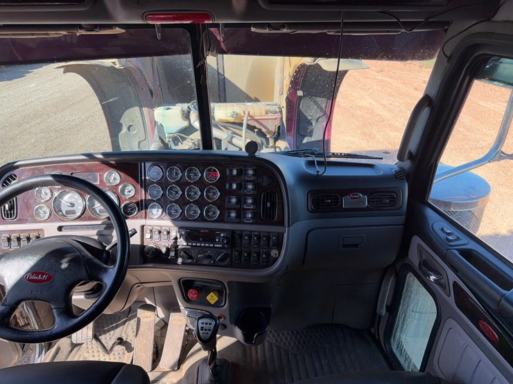 2022-peterbilt-389-image-36