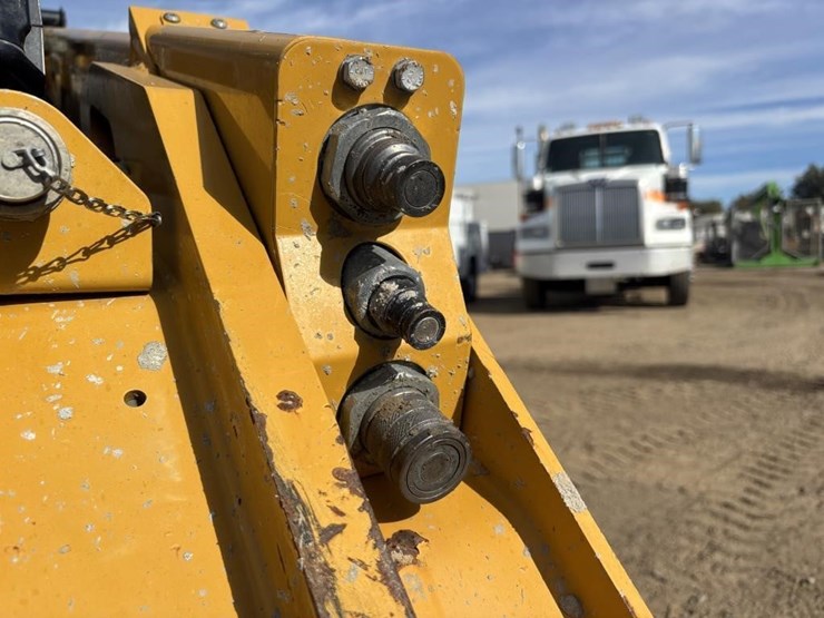 2021-caterpillar-299d3-image-16