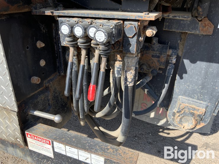 2013-peterbilt-348-image-18
