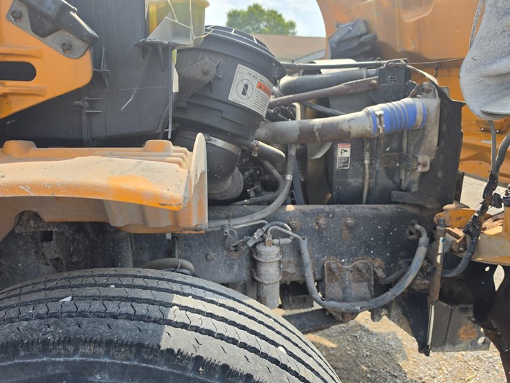 2005-freightliner-m2-106-image-52