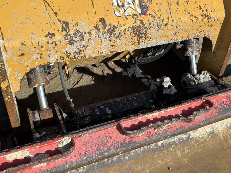 2021-caterpillar-299d3-image-15