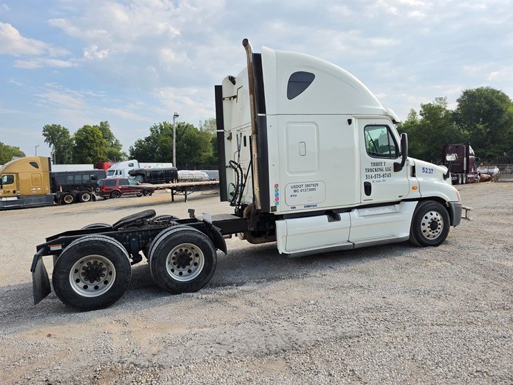 2012-freightliner-cascadia-125-image-15