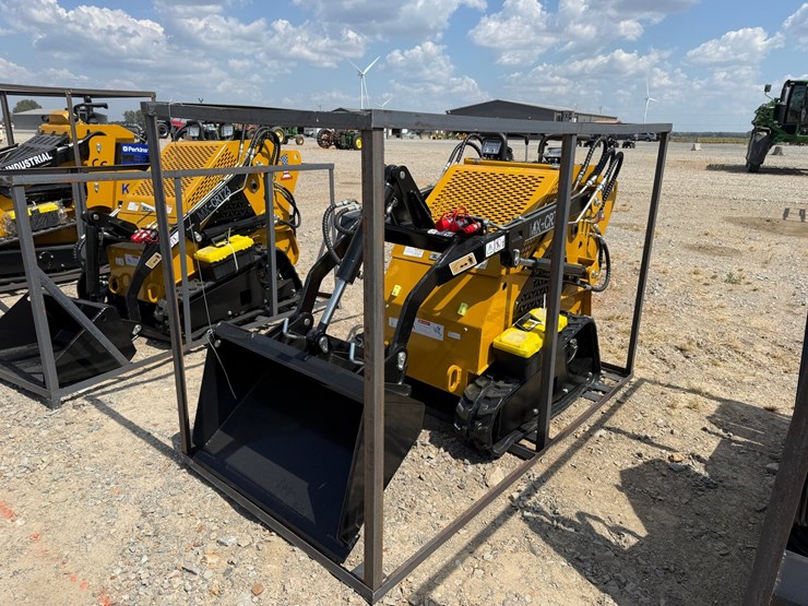 #84-•-unused-2026-agt-mx-crt23-stand-on-tracked-loader-mxcrt232026j00592-inv#4565-image-1