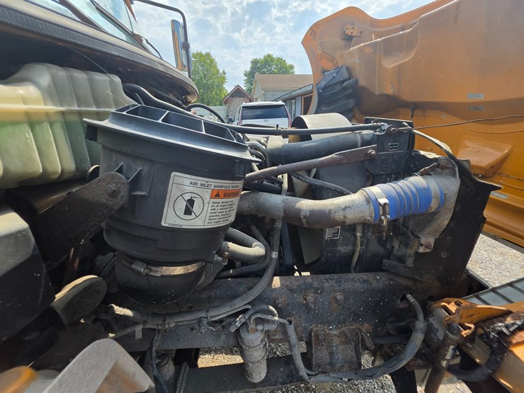 2005-freightliner-m2-106-image-56