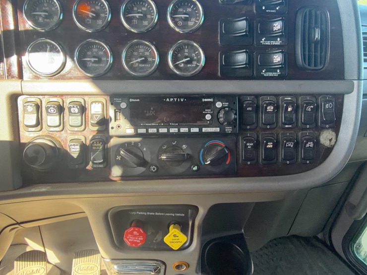 2022-peterbilt-389-image-42