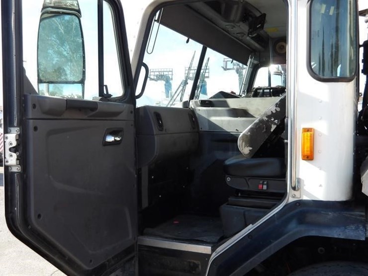 2019-peterbilt-520-image-13