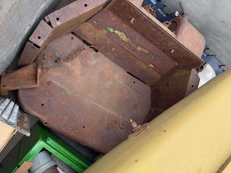 john-deere-standard-hydraulic-unit-&-assorted-john-deere-parts-image-3