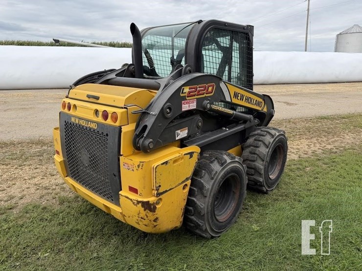 new-holland-l220-image-3