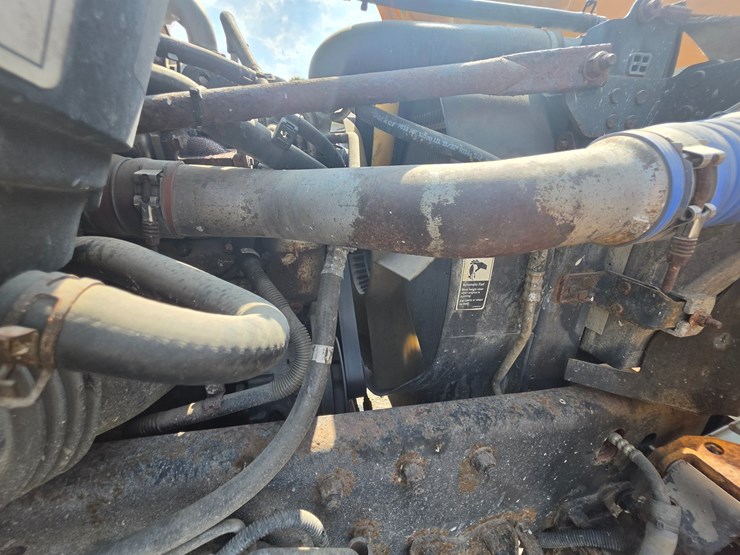2005-freightliner-m2-106-image-58
