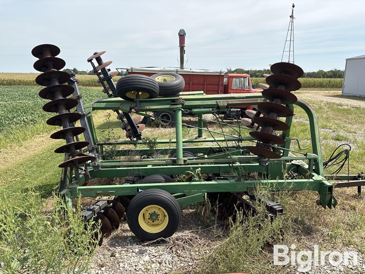john-deere-235-image-4