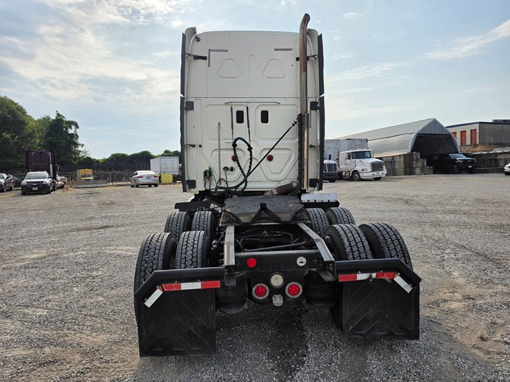 2012-freightliner-cascadia-125-image-11