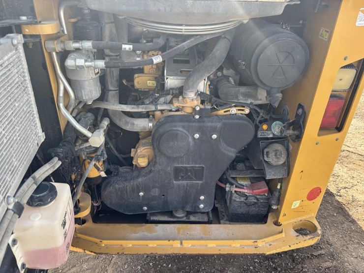 2021-caterpillar-299d3-image-40