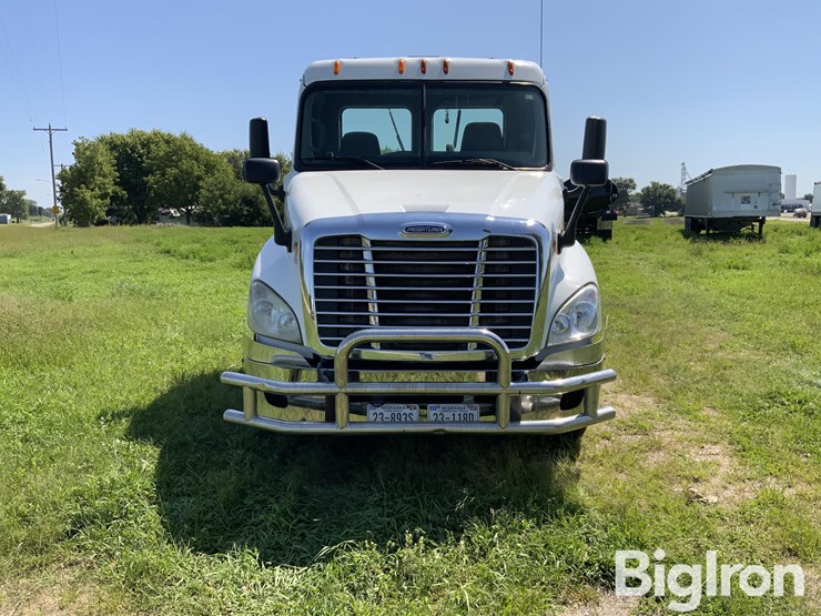 2012-freightliner-cascadia-125-image-2