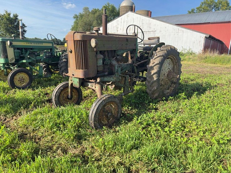 john-deere-320v-slant-steer-image-1