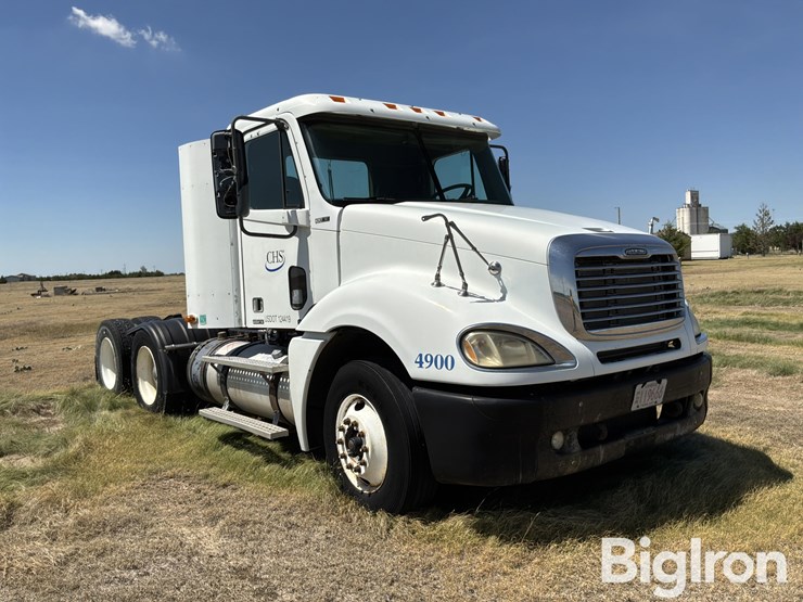 2007-freightliner-columbia-120-image-3